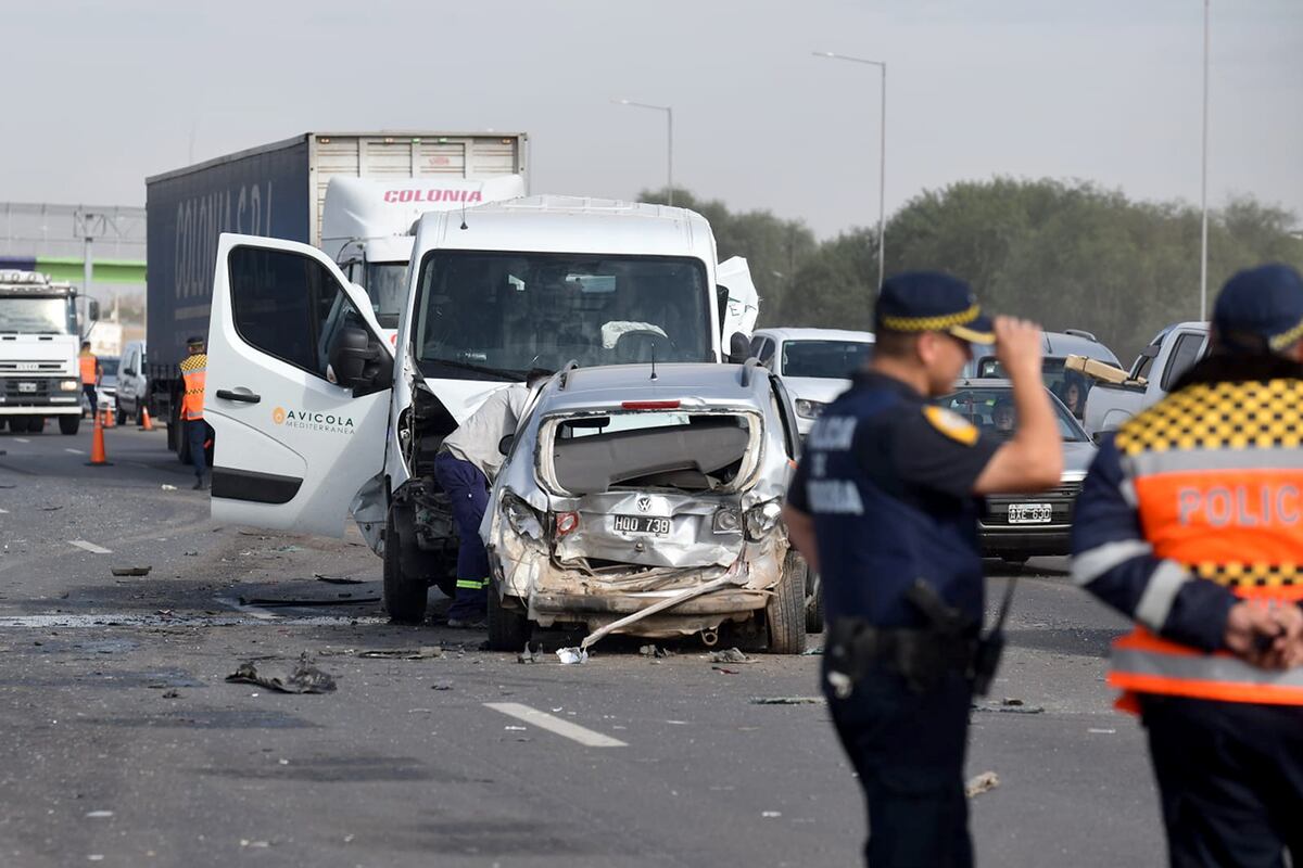 Accidente a la altura del puente Sabattini, sobre avenida de Circunvalación, Córdoba. (Ramiro Pereyra / La Voz)