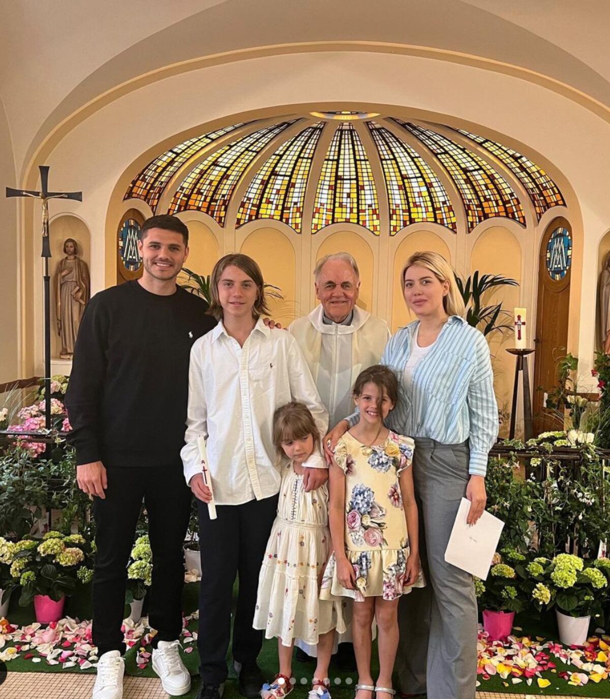 Wanda Nara y su familia junto al cura que confirmó a Valentino.