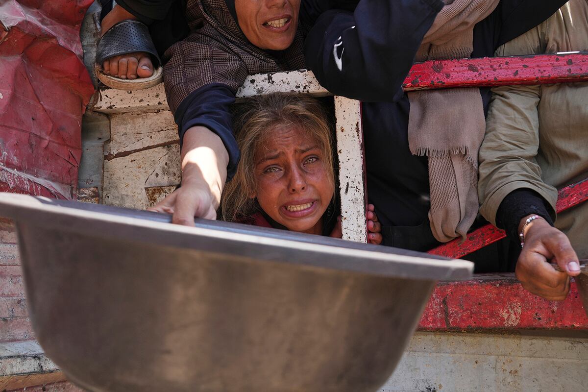 Los palestinos desesperados por conseguir alimentos donados. (AP)