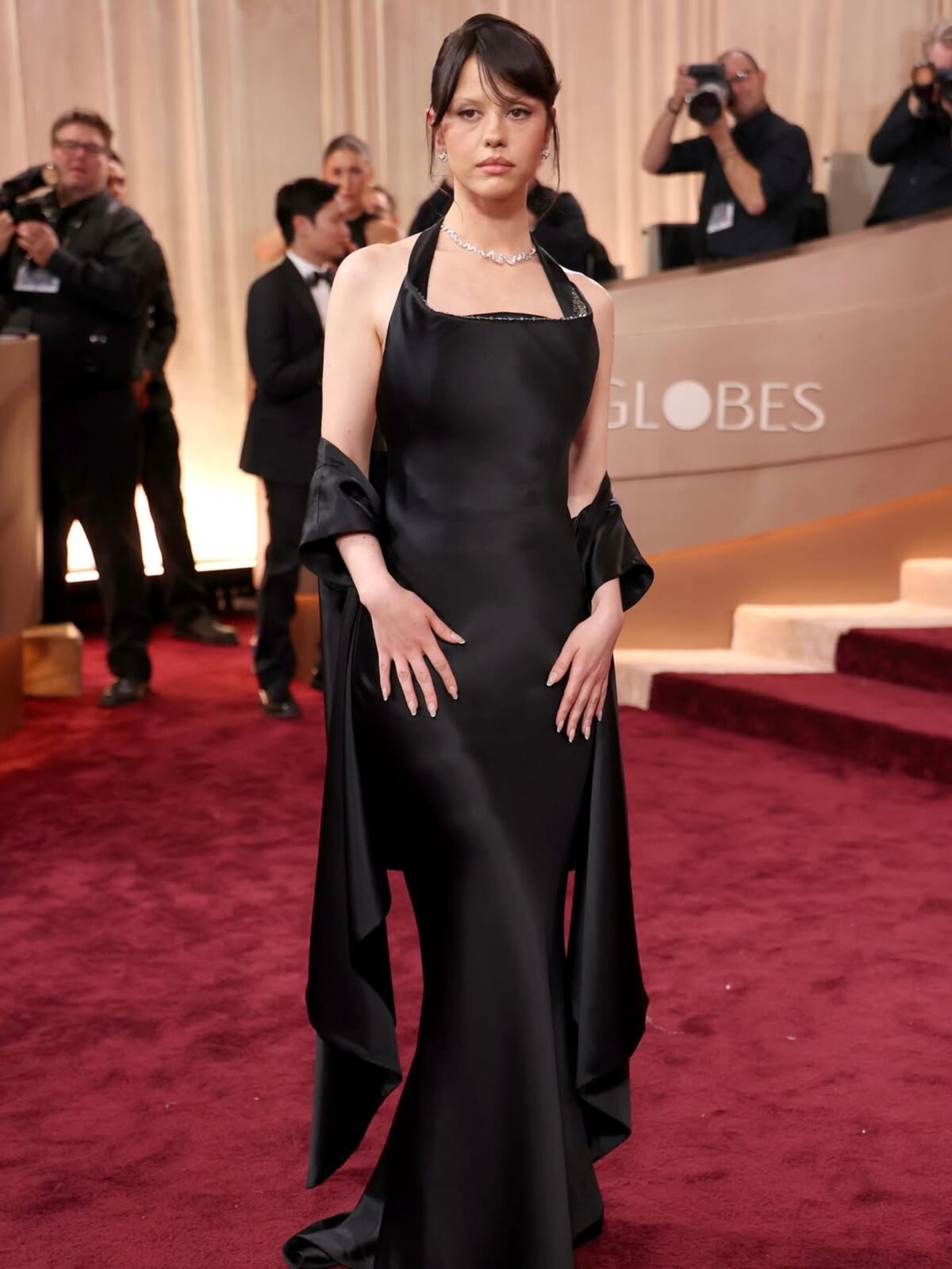 Mia Goth en los Globos de Oro.