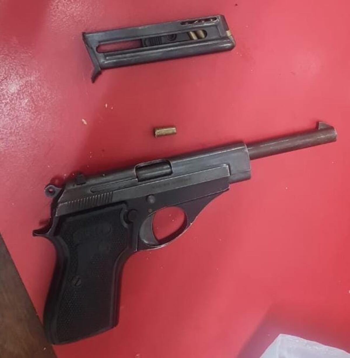 El arma que le secuestraron al sospechoso. (Policía)