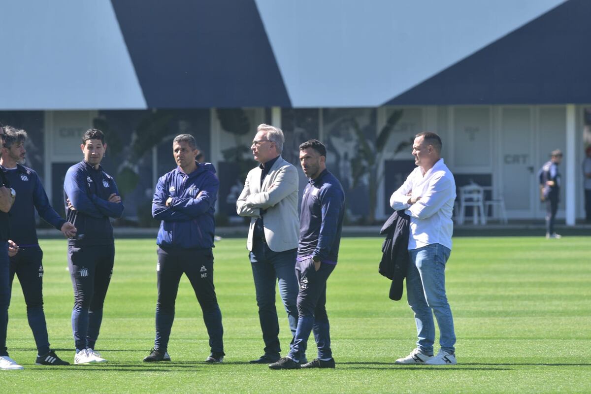 El presidente Andrés Fassi en el entrenamiento junto al entrenador Carlos Tevez. (Pedro Castillo / La Voz)