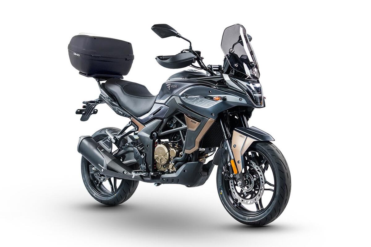 Se ofrece en tres colores: Blaze Red, Viper Green y Storm Gray.