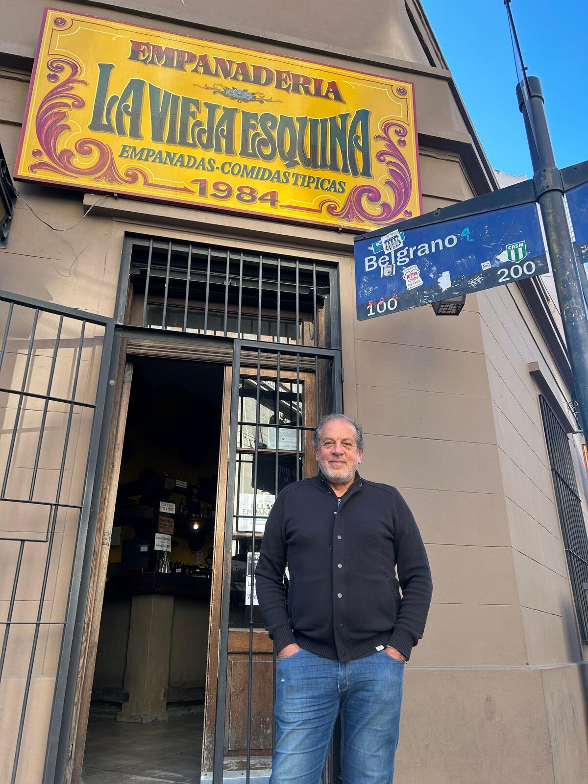 Miguel Costanzo, dueño de La Vieja Esquina. El local cumple 40 años. (Ramiro Pereyra / La Voz)