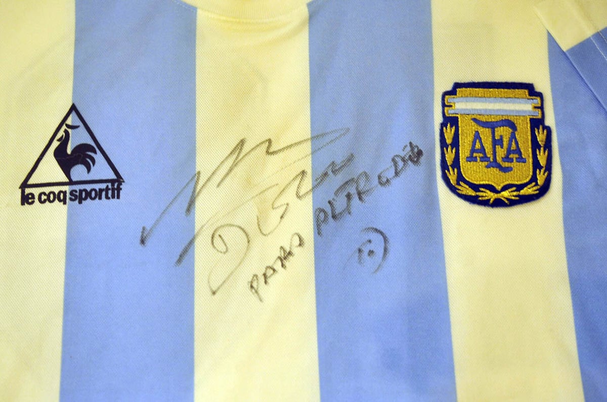 Alfredo Chaguri es contador y fanatico de Boca y de Diego Maradona a quien ha seguido por todo el mundo en mundilaes y en Boca y tiene diversos recuerdo con el y sobre a 10 meses de su muerte lo recuerda 23 septiembre 2021 foto Javier Ferreyra