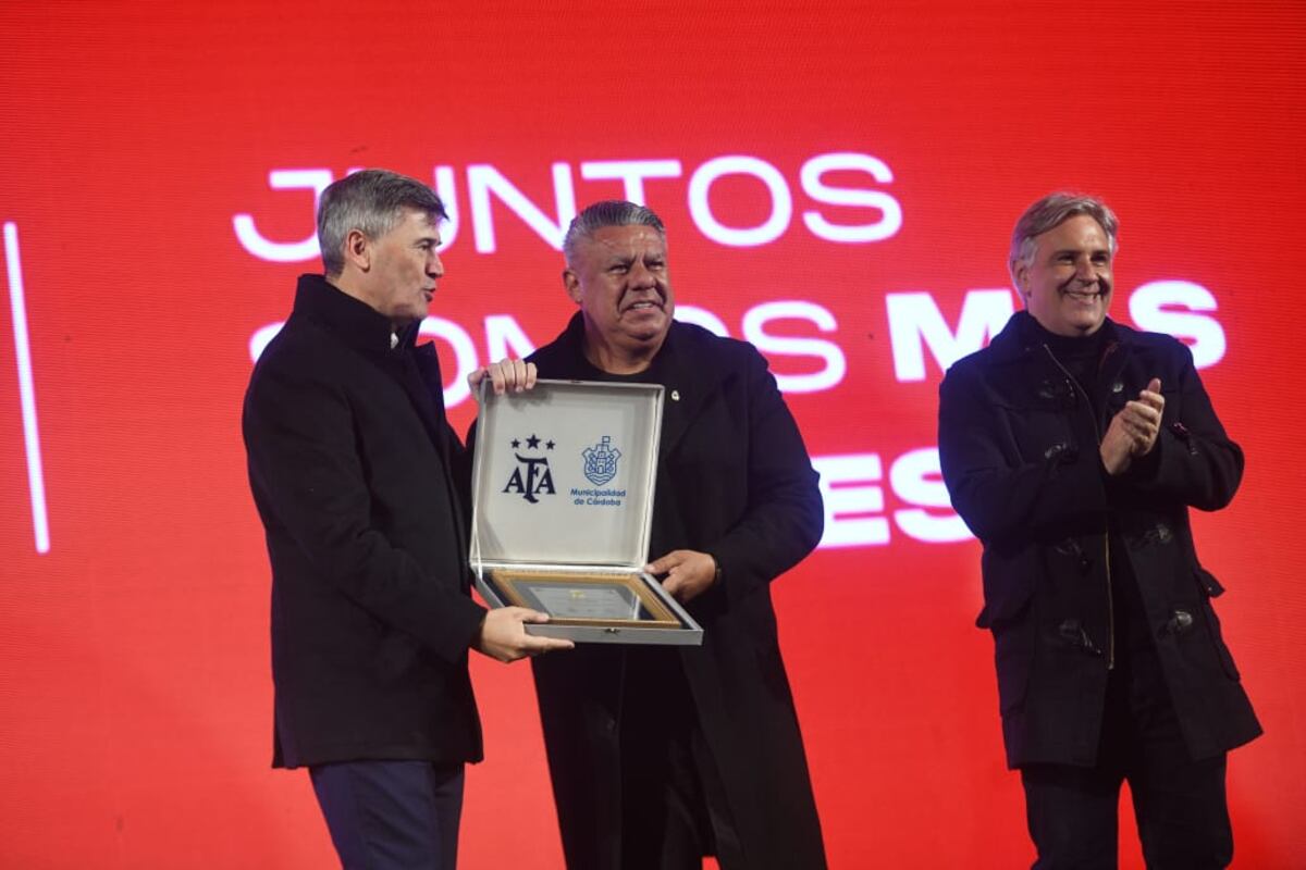 El presidente de AFA junto al Gobernador e Intendente de Córdoba. (Javier Ferreyra / La Voz).