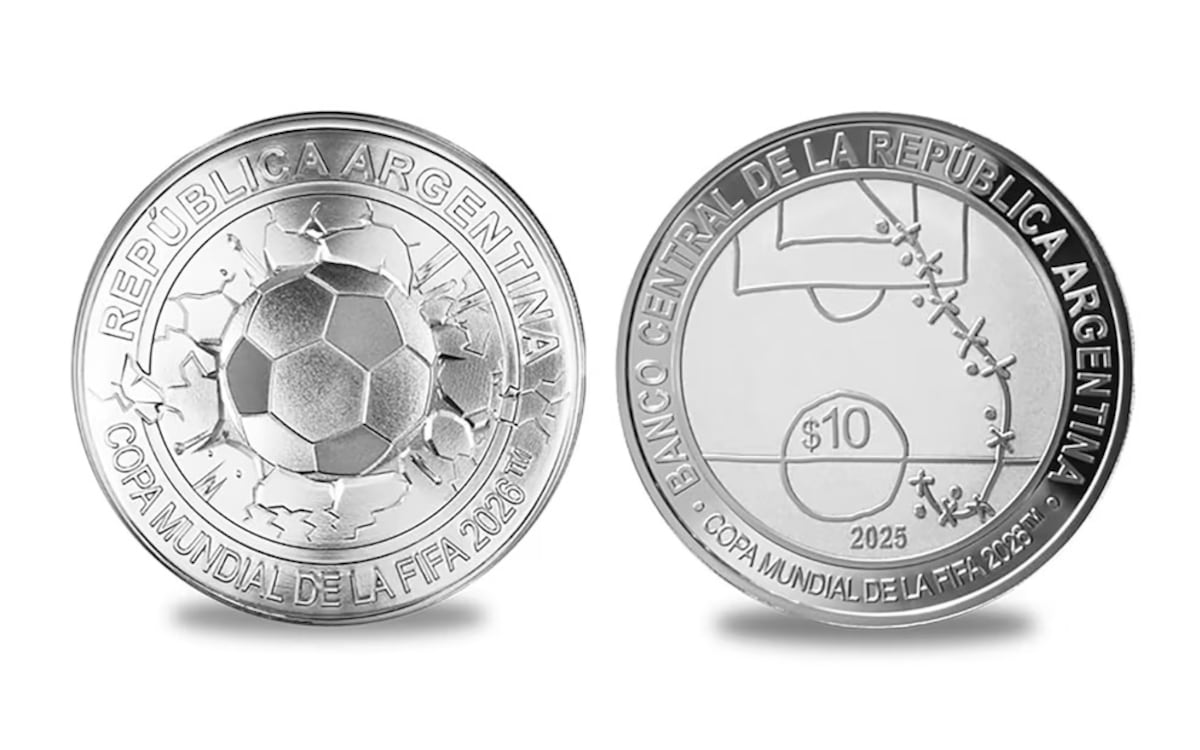 Así luce la moneda coleccionable en honor a las figuras del fútbol argentino.