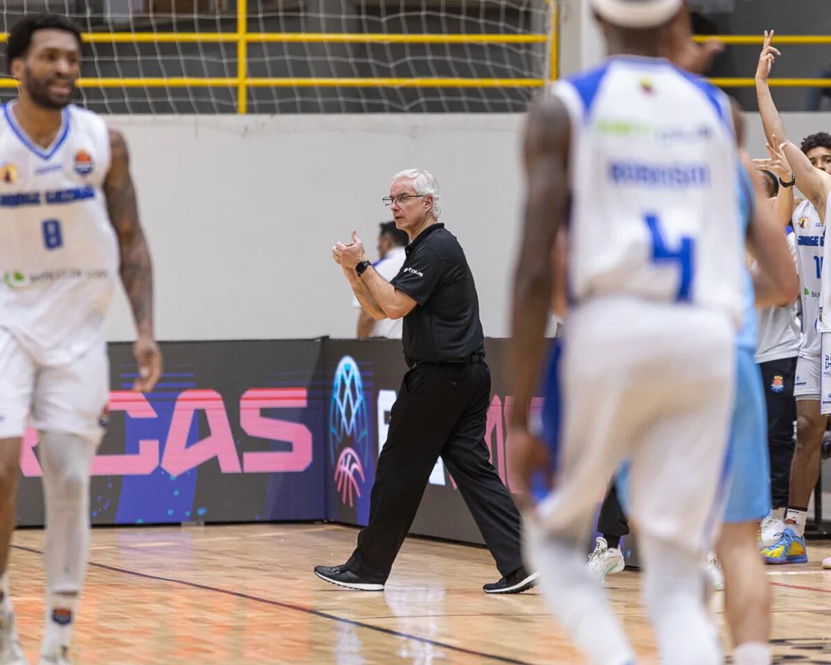 El entrenador cordobés Claudio Arrigoni conduce a Jorge Guzmán, que se convirtió en el primer equipo de Ecuador en superar a clubes argentinos y sudamericanos. (Fiba)