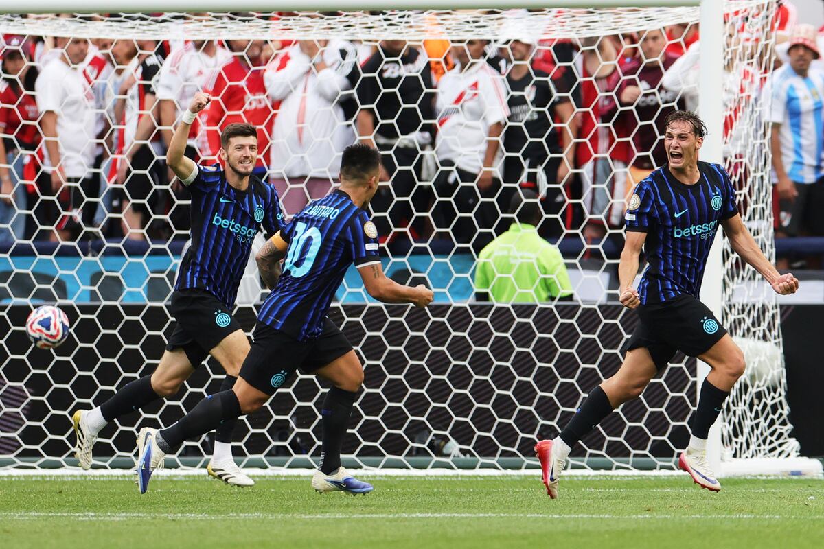 Francesco Pio Esposito (derecha) celebra tras anotar el primer gol del Inter de Milán en la victoria 2-0 ante River Plate en el Mundial de Clubes, el miércoles 25 de junio de 2025, en Seattle. (AP Photo/Ryan Sun)