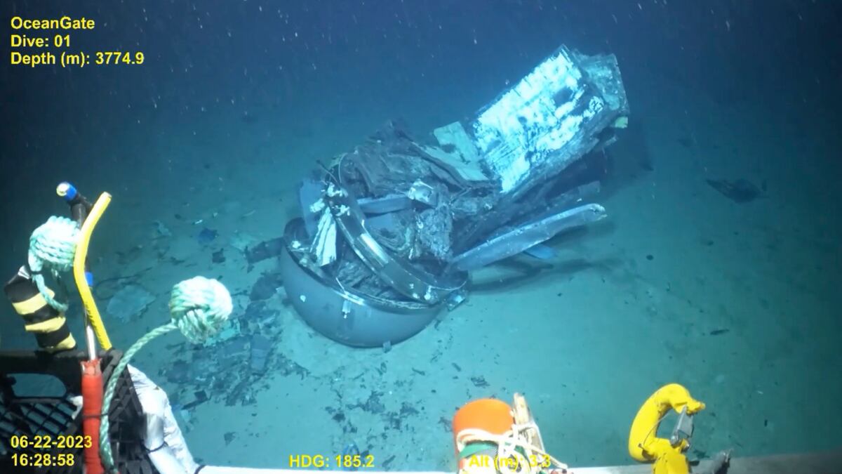 En este cuadro tomado en junio de 2023 por la Guardia Costera Estados Unidos de un video proporcionado por Pelagic Research Services, se muestran los restos del sumergible Titan, al centro, en el fondo del océano Atlántico. (Video de la Guardia Costera de Estados Unidos, cortesía de Pelagic Research Services vía AP)