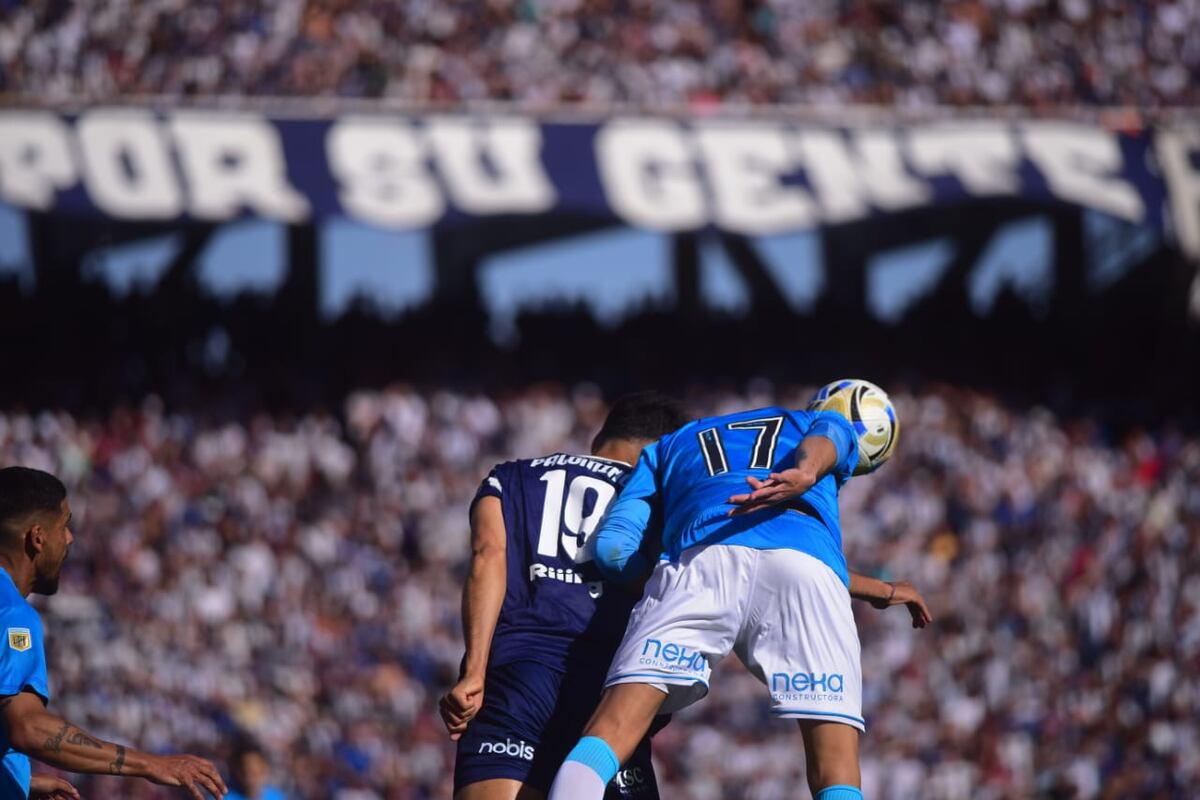 Talleres ante Belgrano en el clásico por el Torneo Clausura 2025. (Javier Ferreyra y Ramiro Pereyra / La Voz).