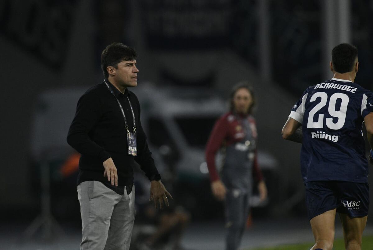 El DT Medina se fue silbado por los simpatizantes de Talleres, tras la caída 1-0 con São Paulo en el Kempes. (Facundo Luque / La Voz).