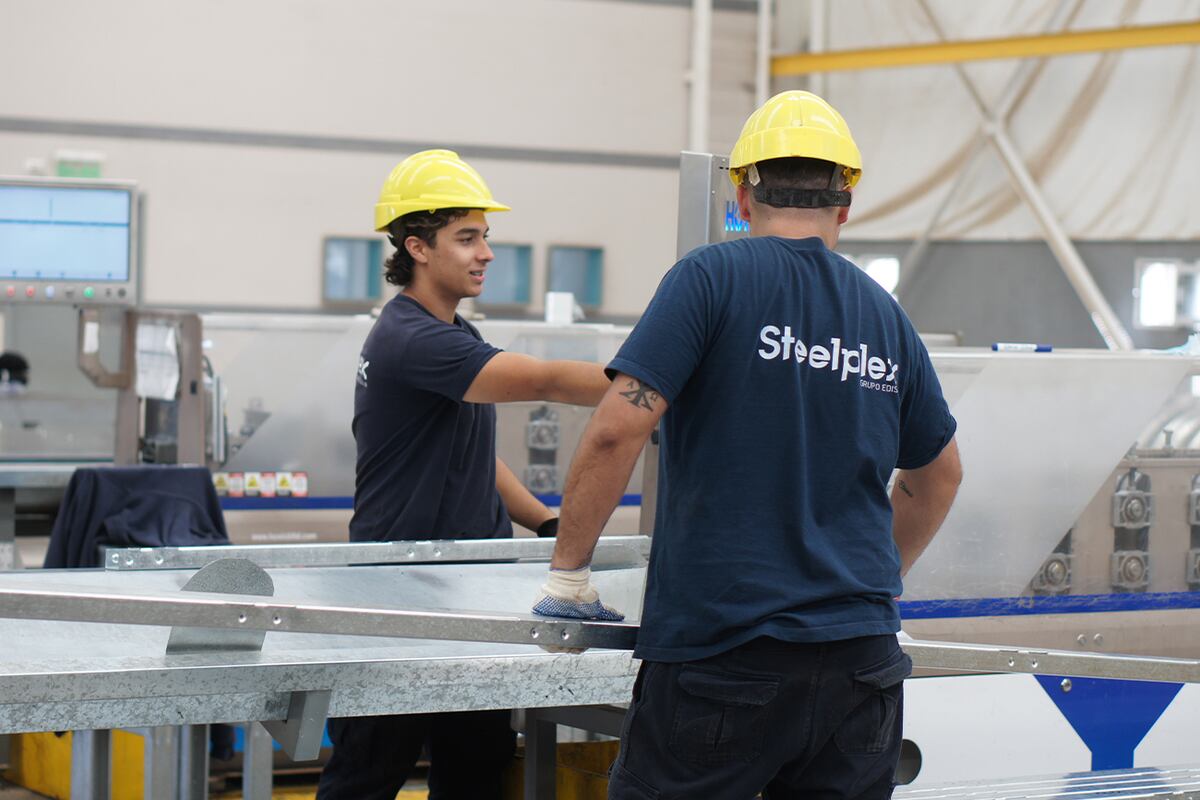 La fábrica tiene instalaciones de última tecnología dedicadas al diseño, el cálculo y la fabricación de estructuras de acero galvanizado.