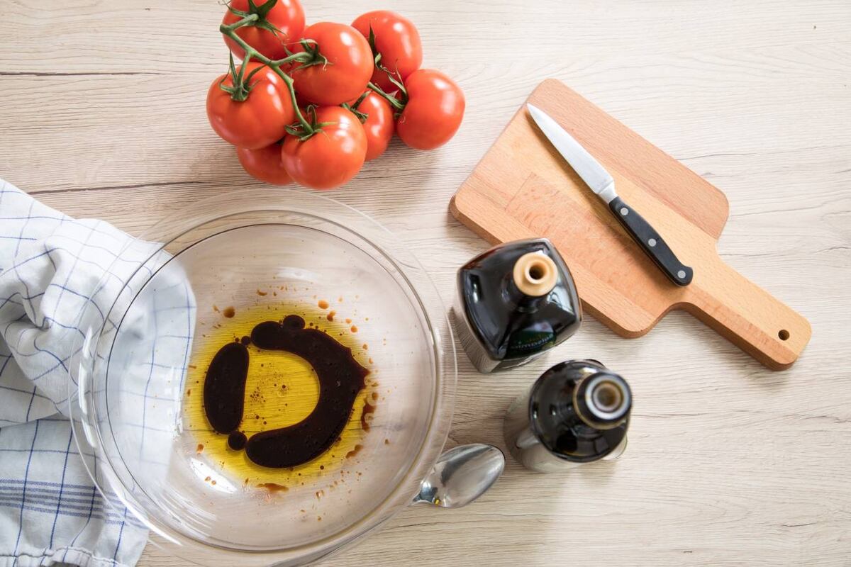 Una ensalada realmente produce saciedad a través del aliño y los ingredientes grasos y proteicos, como pechuga de pollo, huevos, atún, langostinos o queso feta. (Christin Klose/DPA)