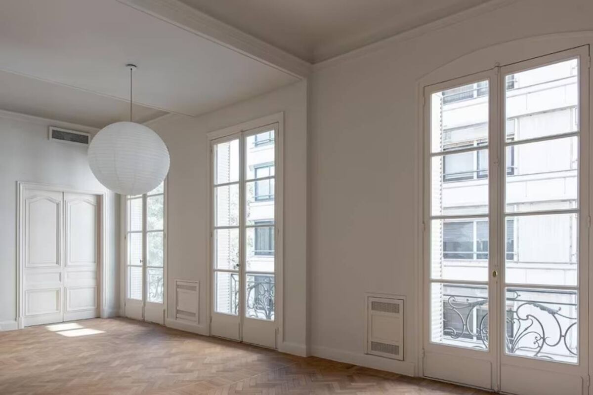 Venden una vivienda en el edificio donde vive Fito Páez. El departamento en venta se encuentra en el tercer piso y tiene 465 m². (ZonaProp)