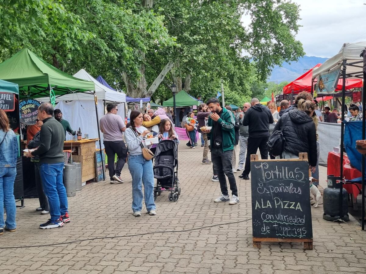 Villa de las Rosas. La tradicional feria de artesanos y productores en su plaza principal. (La Voz)