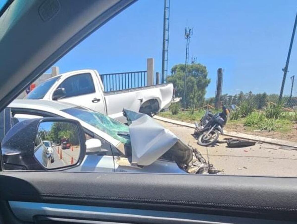 Triple choque en Córdoba: un auto, moto y camioneta impactaron en la entrada del club La Tablada. (La Voz)