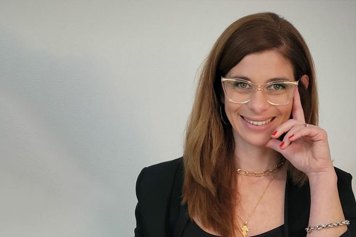 Carina Andrea Angiula es abogada, coach ontológica profesional, funcionaria del Poder Judicial de Córdoba y escritora.