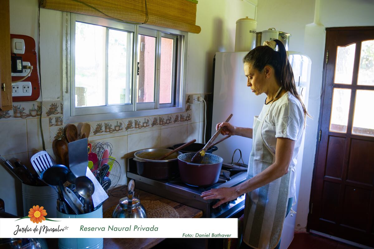 Lorena en la cocina, donde aprendió repostería y dulces caseros de excelencia con los frutos de su huerta.