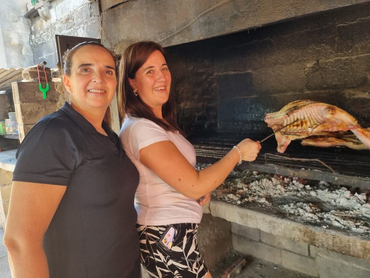 Fabiana e Iliana Más, con un cabrito a la parrilla. Historias de la gastronomía y el turismo en el oeste cordobés. (La Voz)