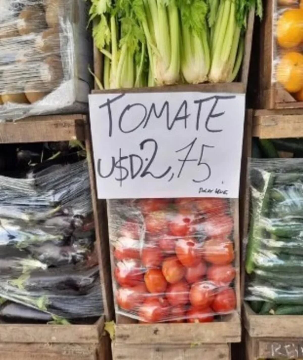 El comerciante puso el precio de los tomates en dólares. (Gentileza)