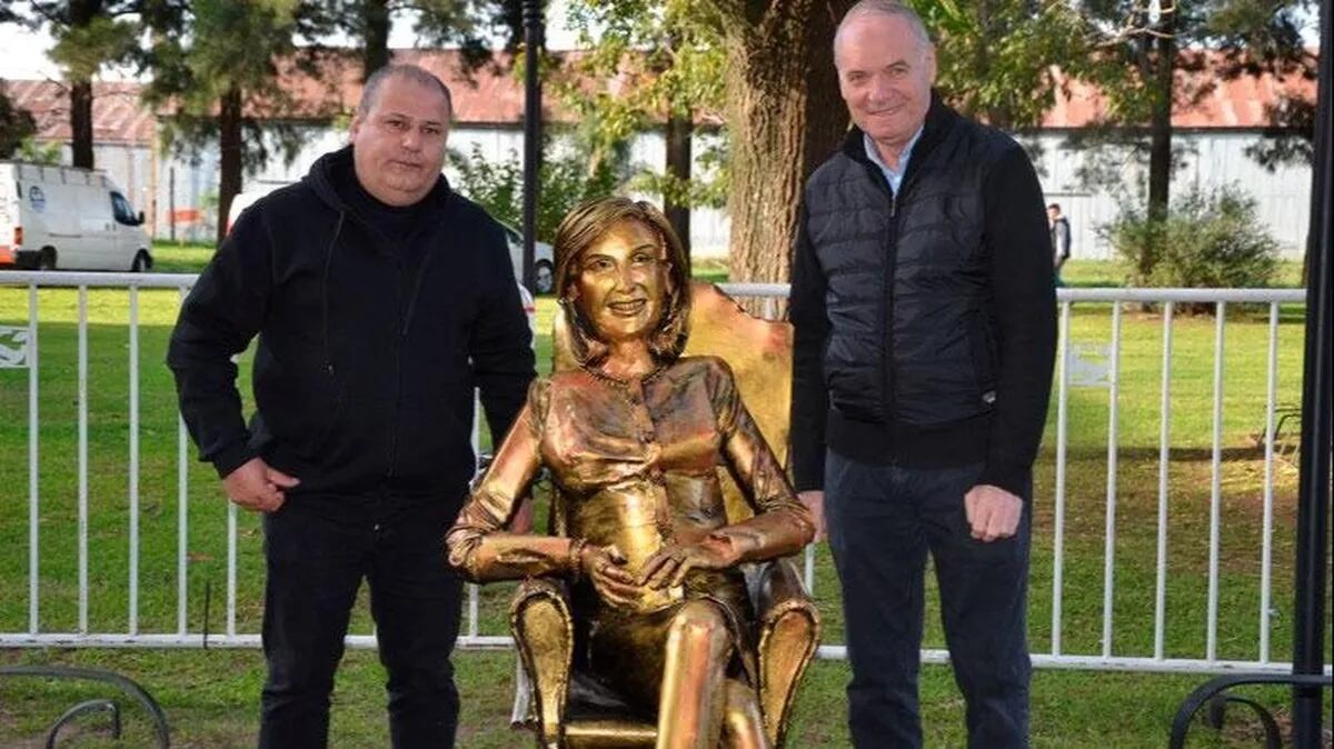 Mirtha Legrand sobre su estatua en Santa Fé.