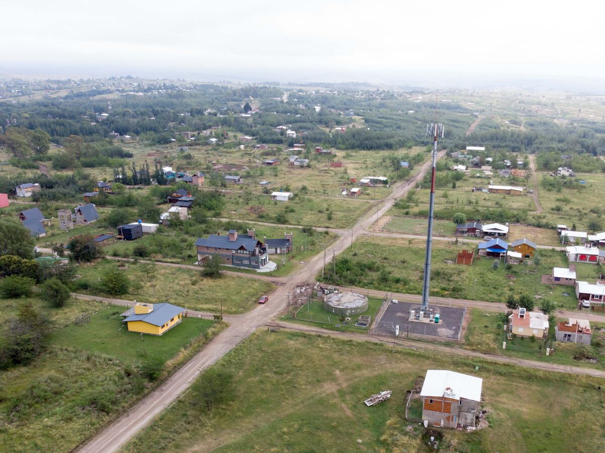 Villa Yacanto. La localidad, en plena expansión. Y junto la antena,. la cisterna de agua de la que se abastece la red. (La Voz)