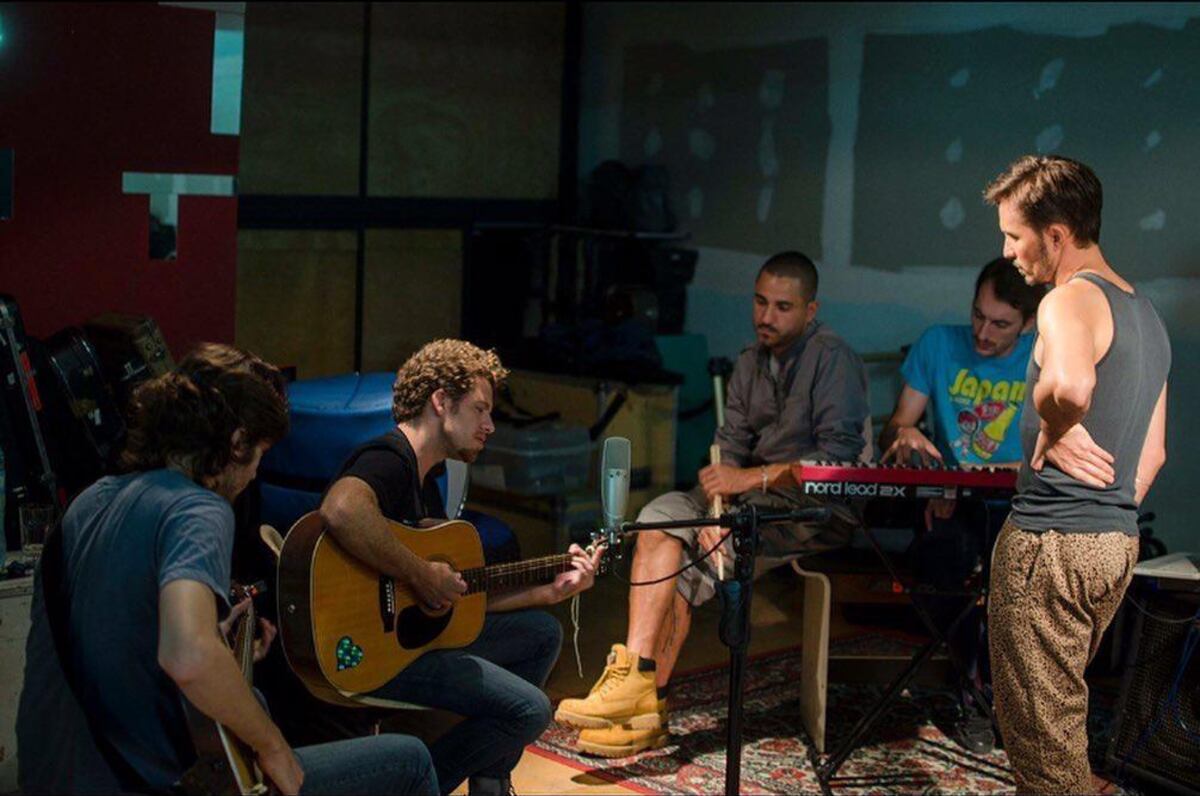 De La Rivera, en los estudios Avesexua con uno de sus propietarios: Emmanuel Horvilleur. Estaban perfilando el hitazo "Aniversario". (Gentileza Iván Pierotti)