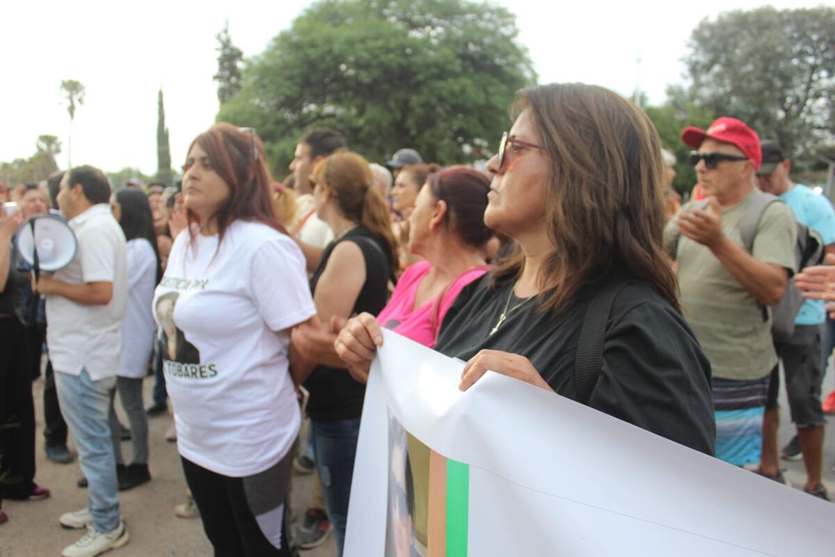El pueblo reclamó respuestas por la muerte de Samuel Tobares y la ausencia de la Guardia Urbana. (La Voz)