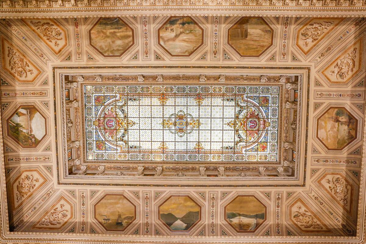 El imponente vitraux ubicado en el antiguo hall central de cajas, rodeado de paisajes del artista italiano Arturo Nembrini Gonzaga.