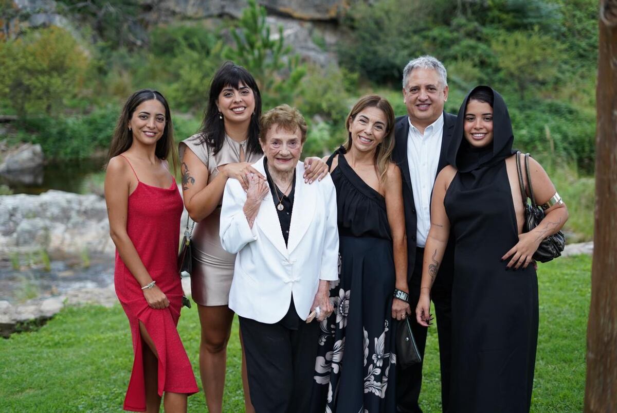 Andrés con su esposa Claudia, las hijas Ángeles, María Paz, María Luján y Susana, su mamá. (Gentileza)
