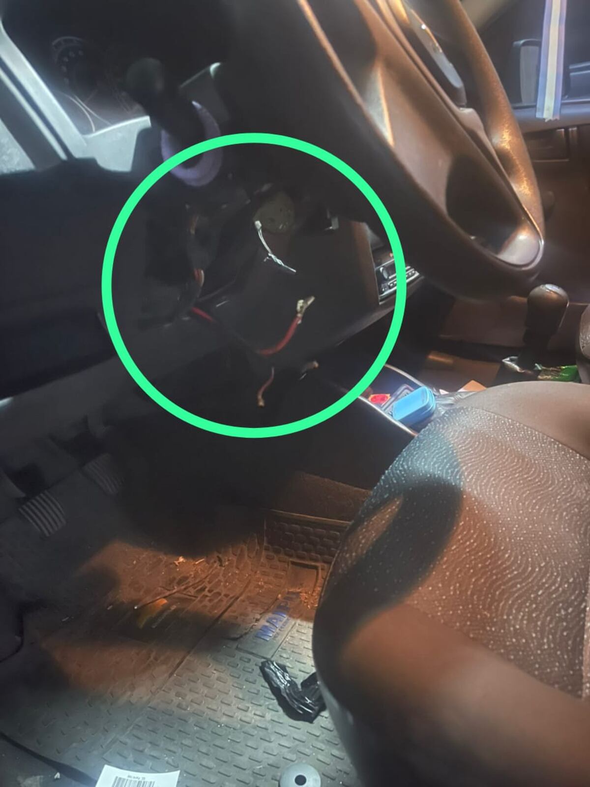 Uno de los autos que intentaron robar los menores. (Policía)