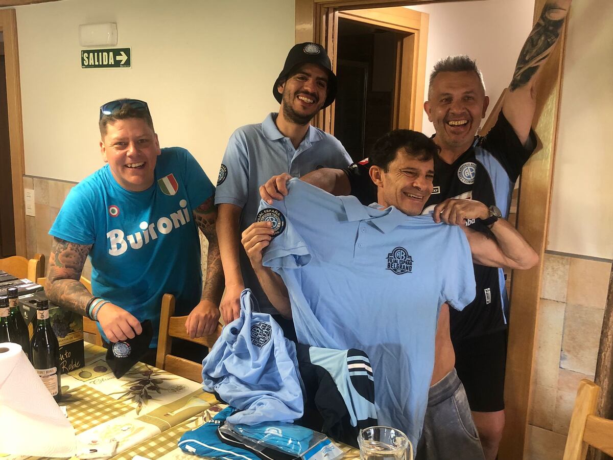 Reunión de hinchas de Belgrano que integran la filial del club en España. Se juntaron a ver por TV el partido con Flandria. (Gentileza Cristian Elvio)