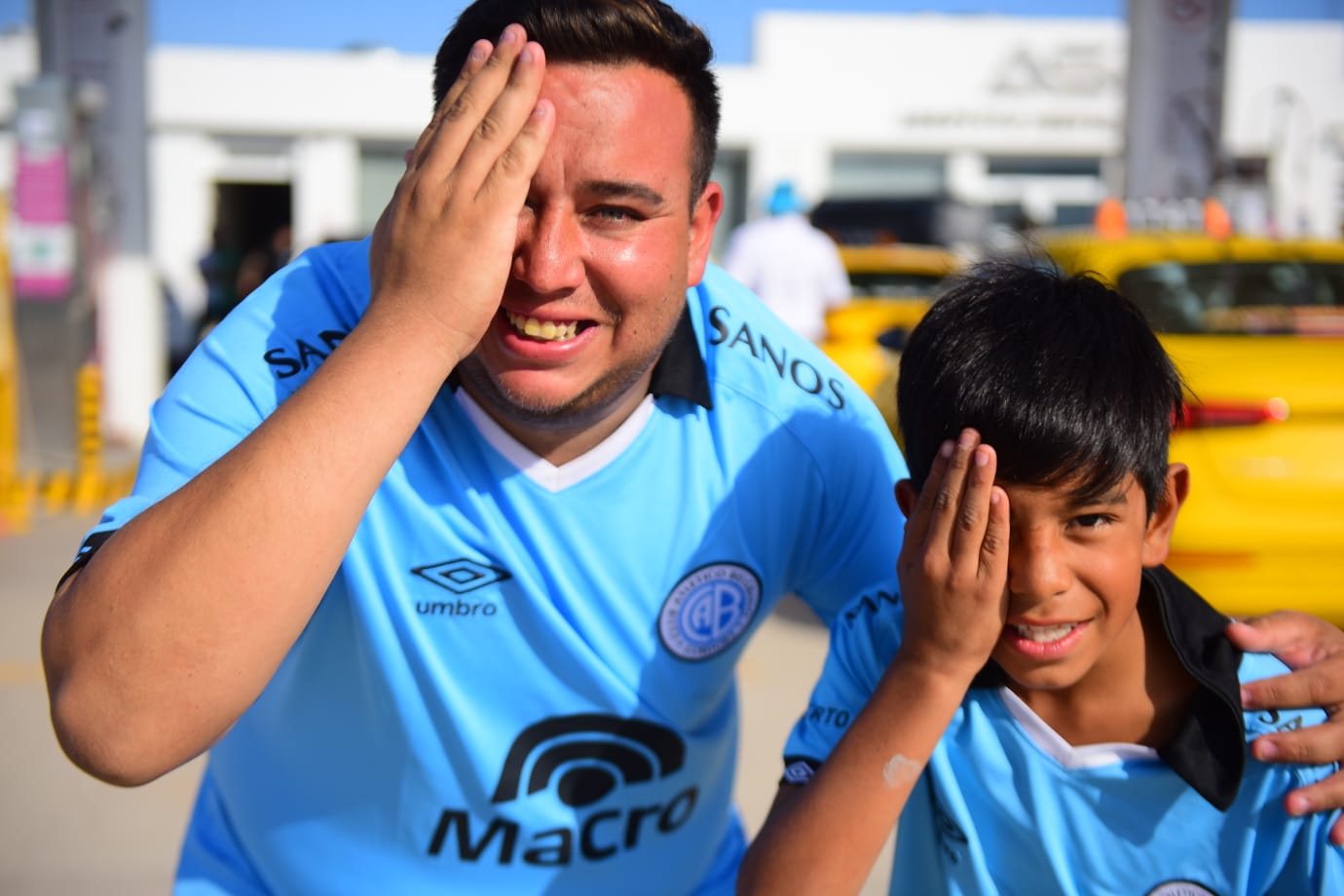 Hinchas de Belgrano copando la ruta para ir a Rafaela y asistir al partido con Real Pilar por los 32avos de final de la Copa Argentina. (José Gabriel Hernández / La Voz)
