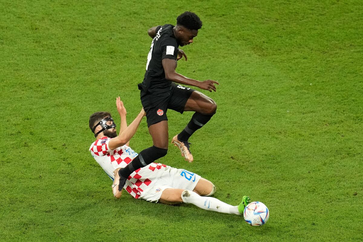 Alphonso Davies, el jugador del Bayern Múnich fue la figura de una Canadá. (AP)
