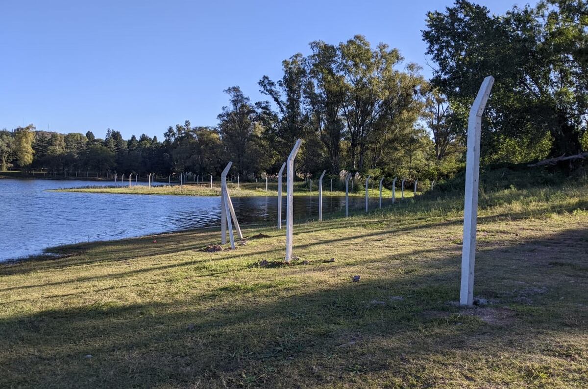 Alambrados pegados a la costa del lago de Embalse. No hay un plan integral de ordenamiento de costas.  (La Voz)