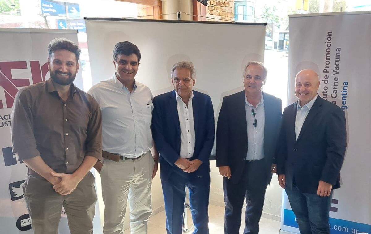 MIRADAS. Gonzalo Agusto (BCCBA), Federico Santángelo (Agroideas), Dante Cerino (titular de Afic), José Simonella y Daniel Urcia (titular de Fifra), en la jornada granadera. (Gentileza Afic)