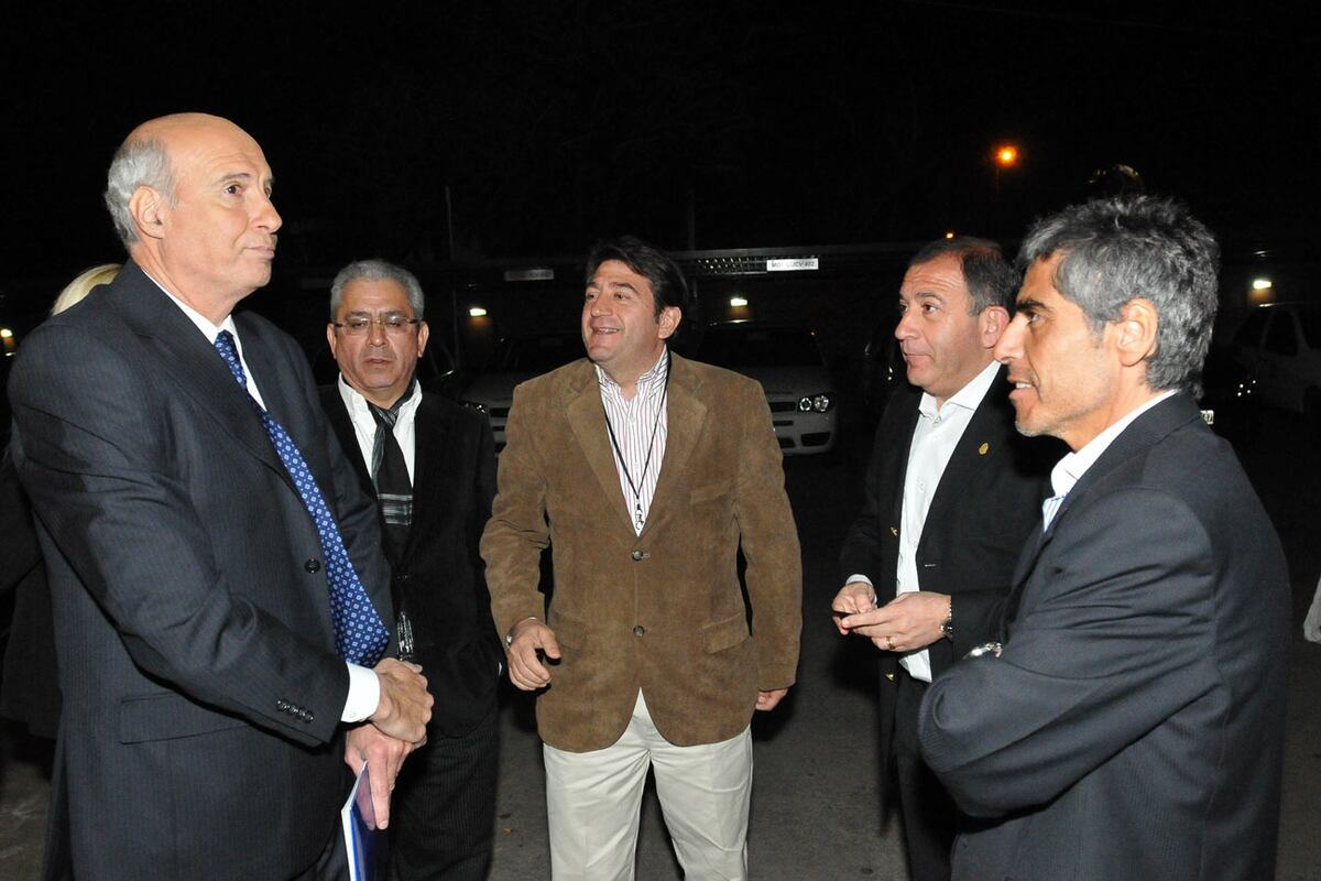 Amigos. Luis Juez y Juan Pablo Quinteros, cuando compartían militancia, en la previa de uno de los debates para intendente de Córdoba, en el año 2011. (Facundo Luque / Archivo)