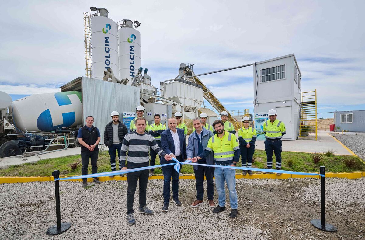 La inauguración de la planta de hormigón de Holcim en Zárate contó con la participación del CEO de Holcim Argentina, Pablo Bittar, y del intendente de Campana, Sebastián Abella (ambos al centro), como también del secretario de producción de la Municipalidad de Zárate, Ariel Larralde, y de Pablo Galindo, gerente de Hormigones de la compañía. (Gentileza Holcim Argentina)