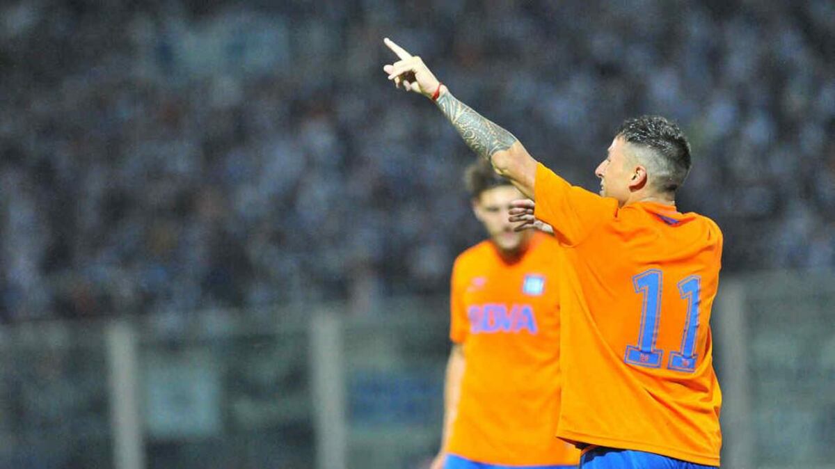 Dedicado. Nazareno Solis, la figura de la “T” de anoche, le dedicó su gol a su tío, quien falleció hace poco tiempo. (Foto: Sergio Cejas)