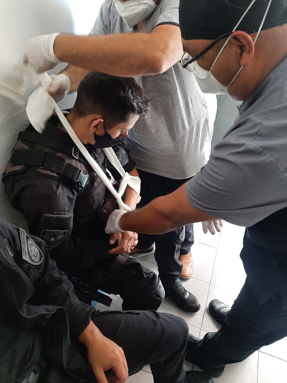 Heridos. La Policía informó que tres agentes tuvieron que ser atendidos por sufrir agresiones.