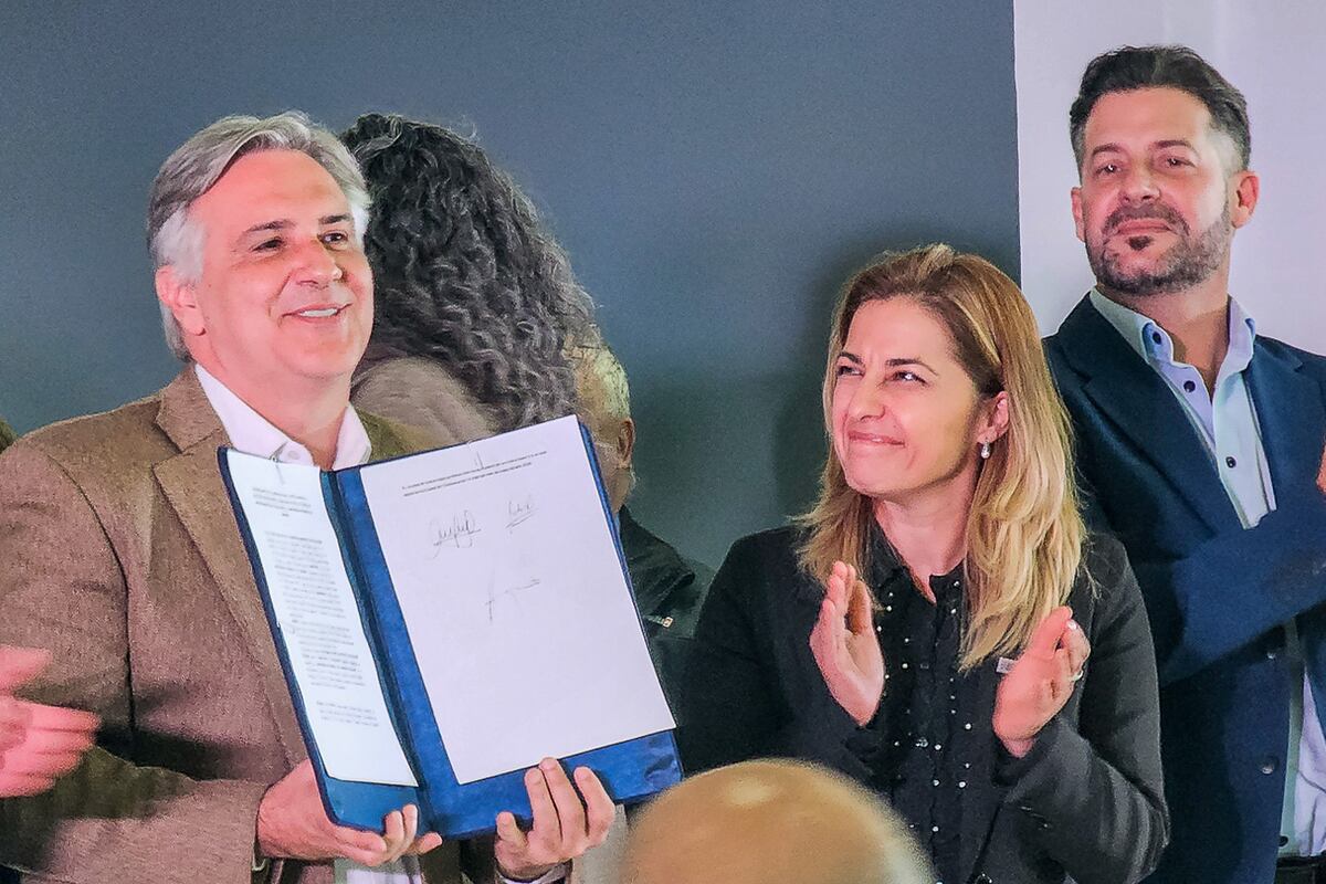 El gobernador Martín Llaryora, la rectora Julia Oliva Cúneo y el legislador Abraham Galo durante la firma del convenio de creación del Programa de Articulación de la Educación Superior de la Provincia de Córdoba.