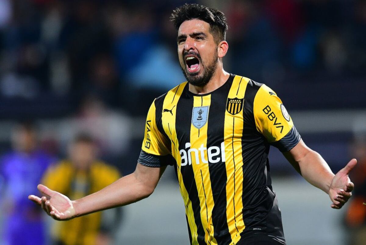 Lucas Viatri con la camiseta de Peñarol de Uruguay.