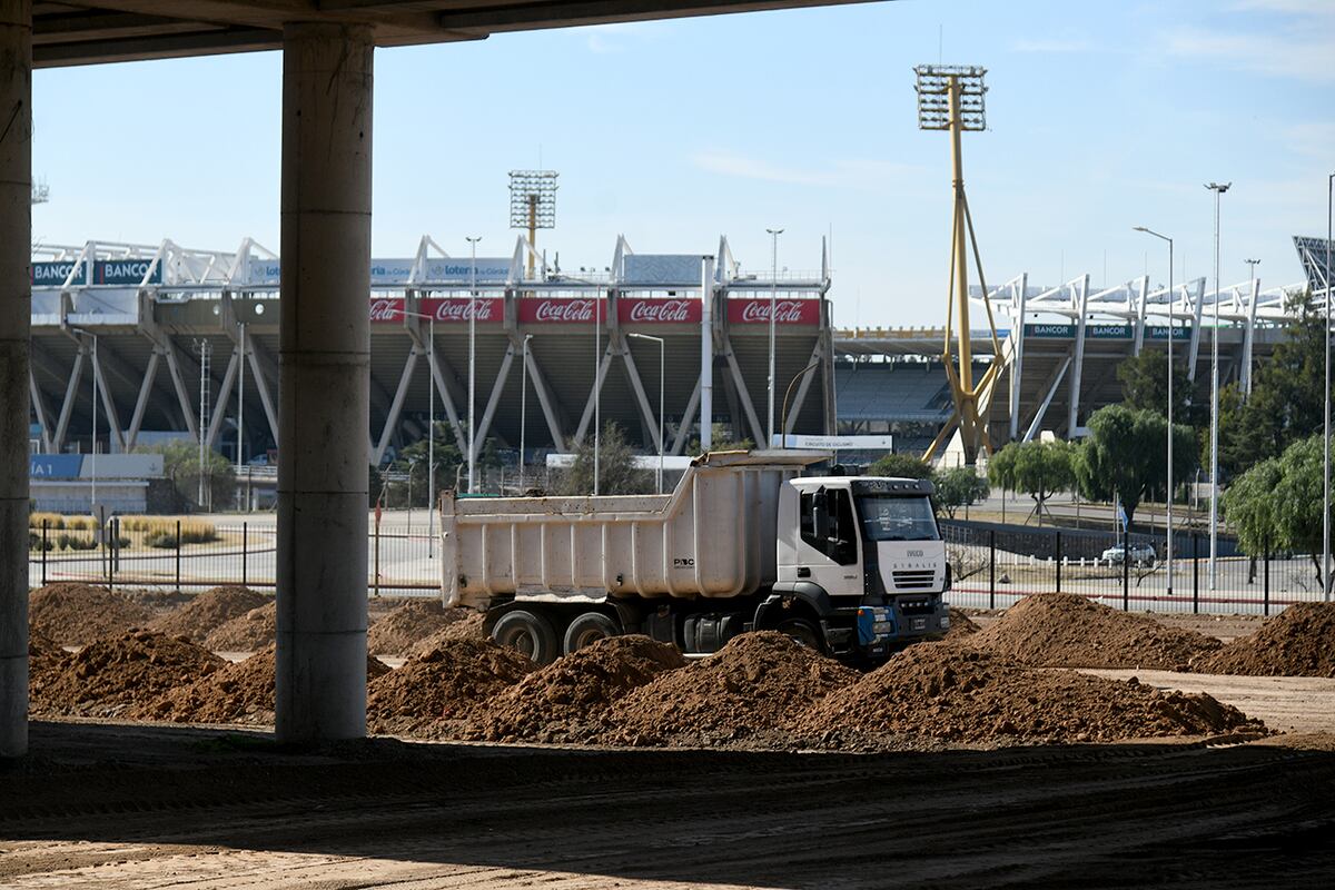 Avanza la construcción del nuevo estacionamiento del estadio Kempes. (Ramiro Pereyra / La Voz)