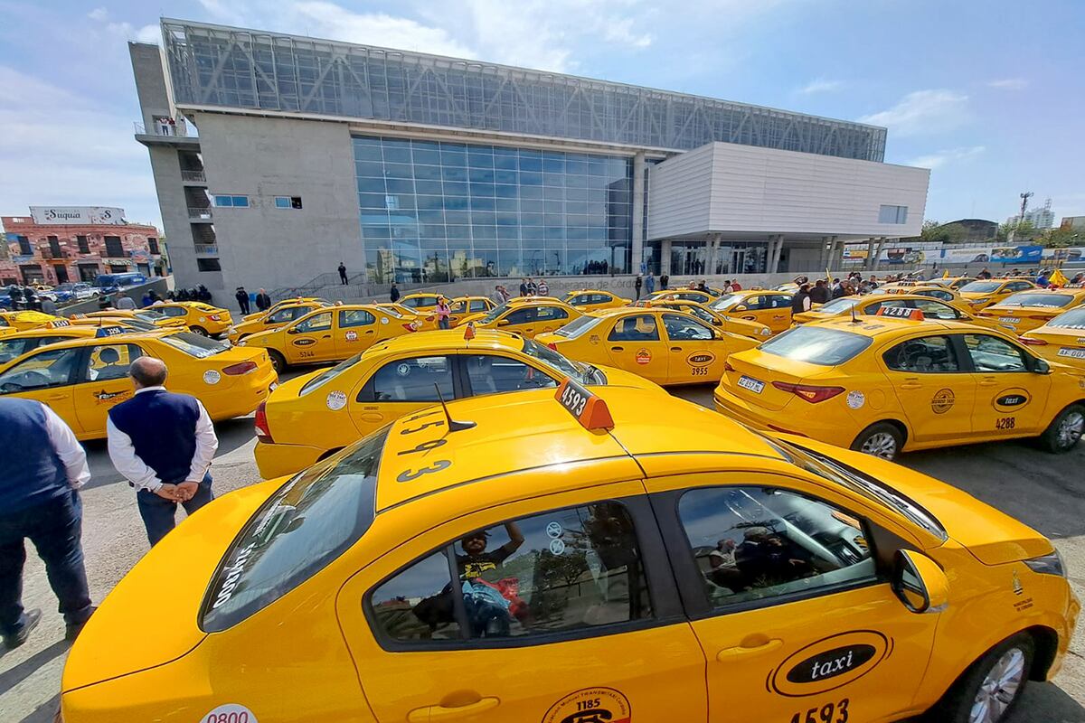 Protesta de taxistas frente al nuevo Concejo Deliberante de la ciudad de Córdoba. (NIcolás Bravo / La Voz)