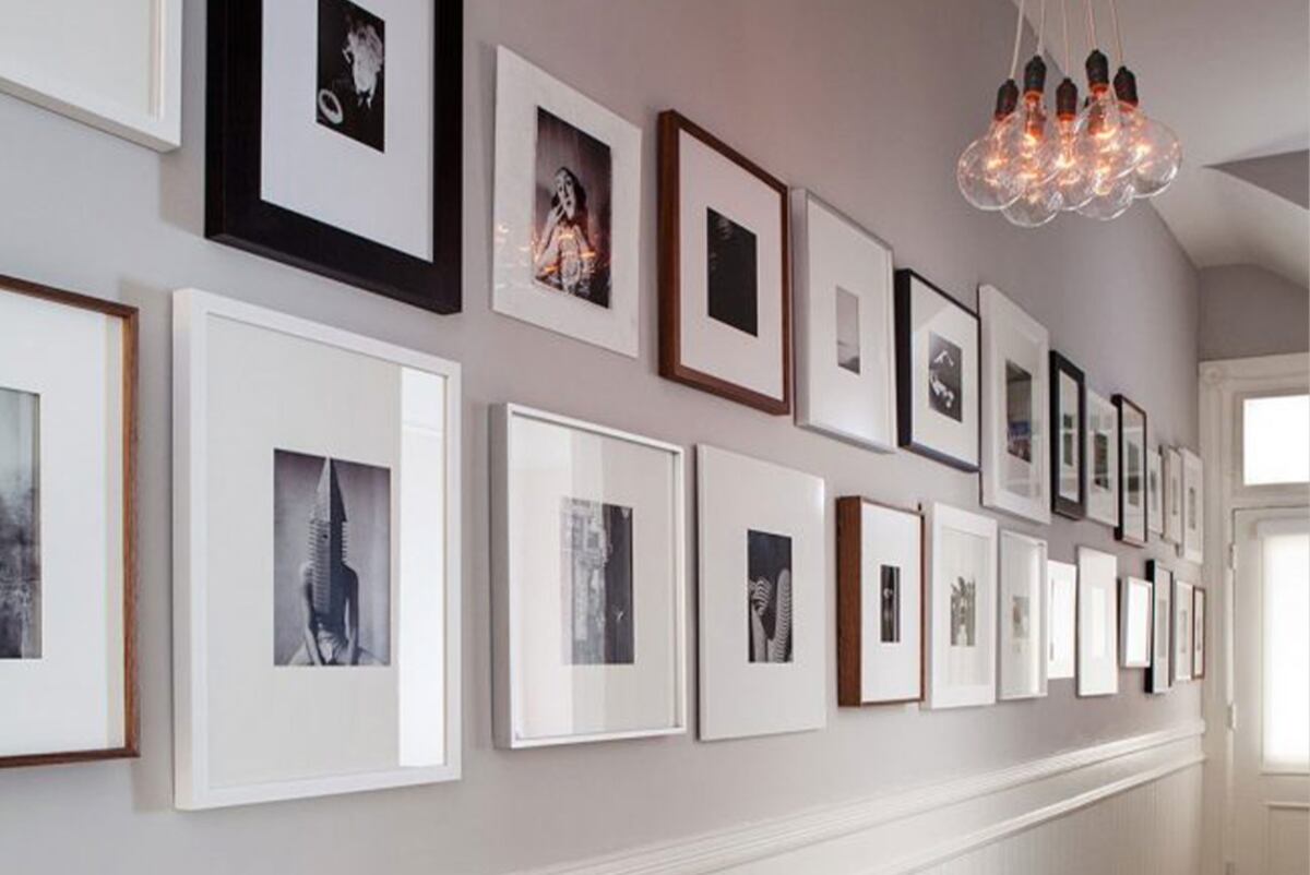 Los retratos y fotografías familiares son una solución sencilla para aportar un toque personal. Foto: Decora Ideas / Grupo Edisur.