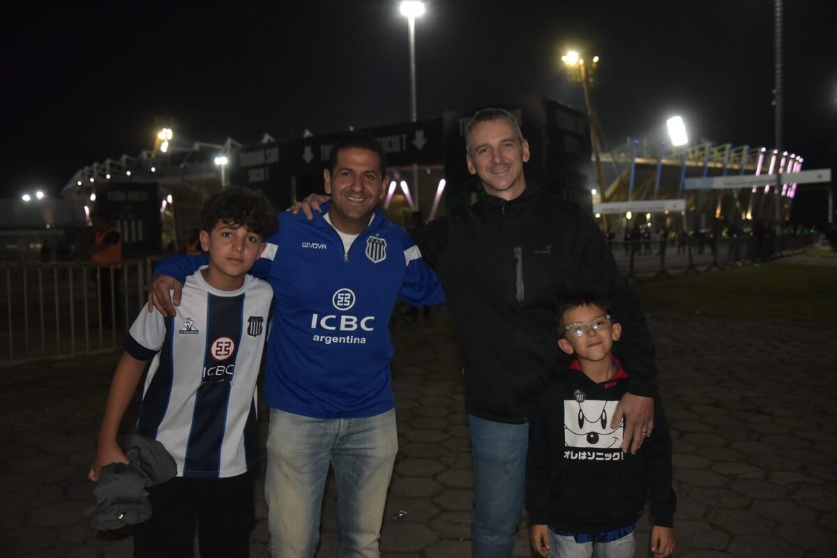 Los hinchas de Talleres en el Kempes antes del debut. (Facundo Luque / La Voz).
