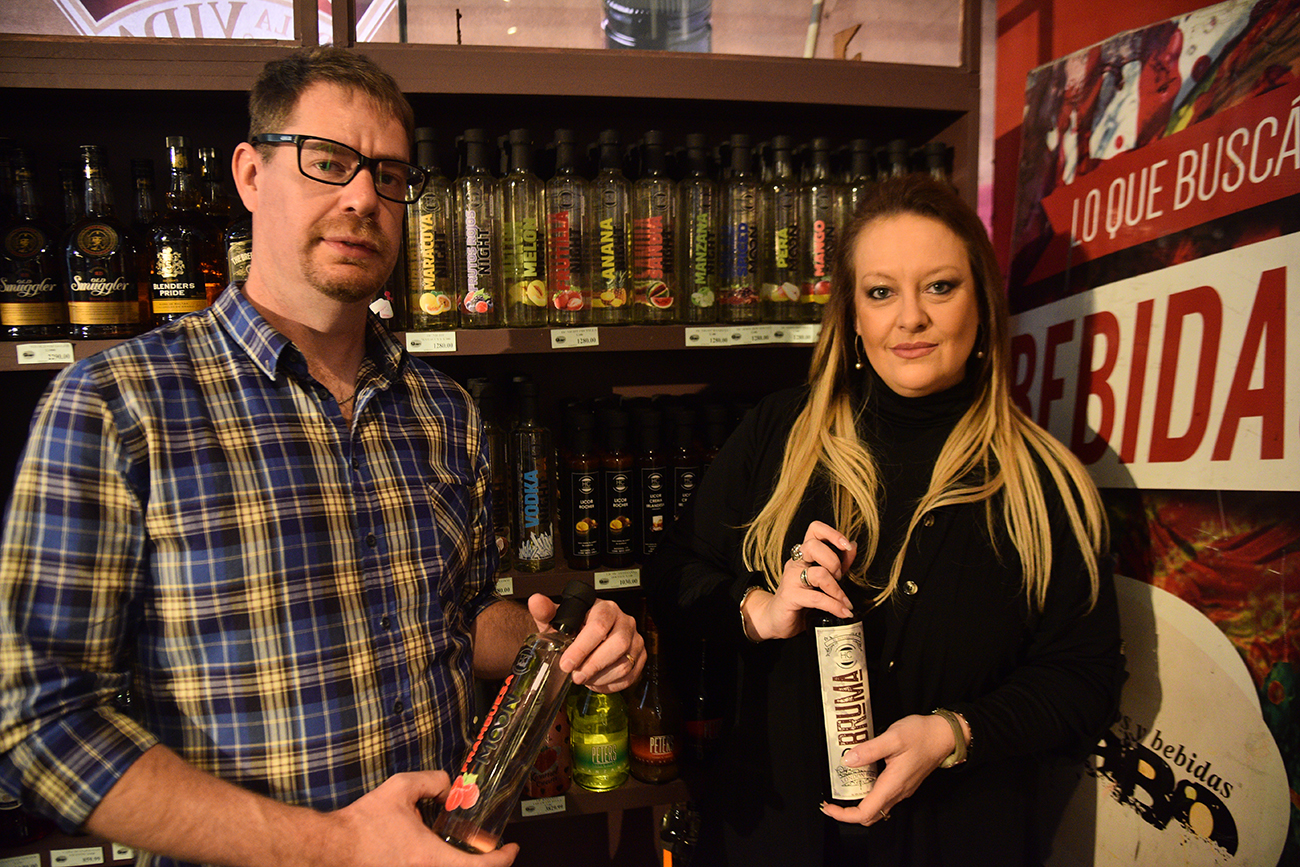 Mónica Conci y David Hantis, de HC Spirits. Hacen destilados y licores en Colonia Tirolesa. Foto Pedro Castillo
