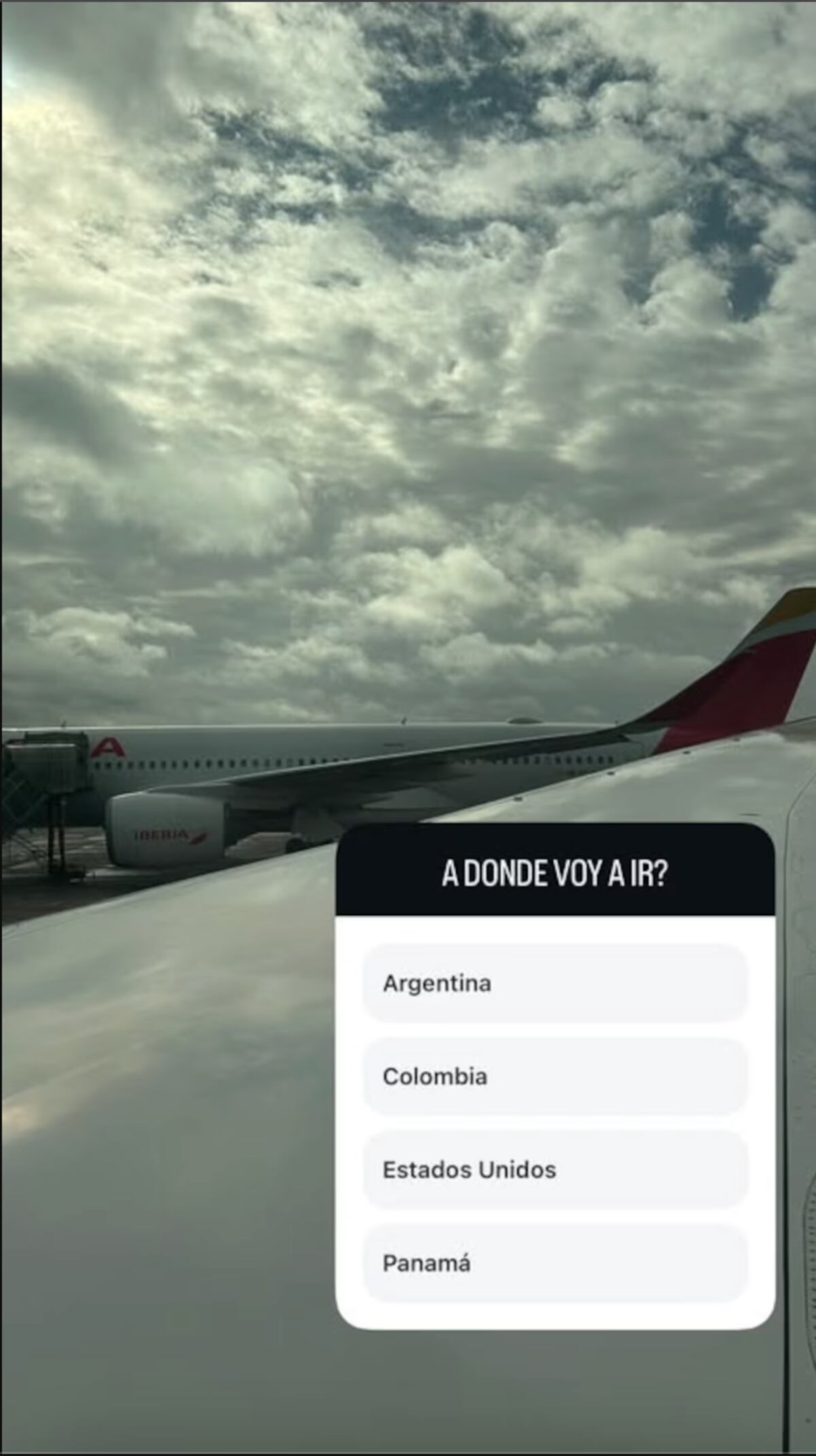 La historia con la encuesta misteriosa que compartió Sarah Borrell en Instagram. ¿Viene a ver a Luciano Castro? (Foto: Instagram)