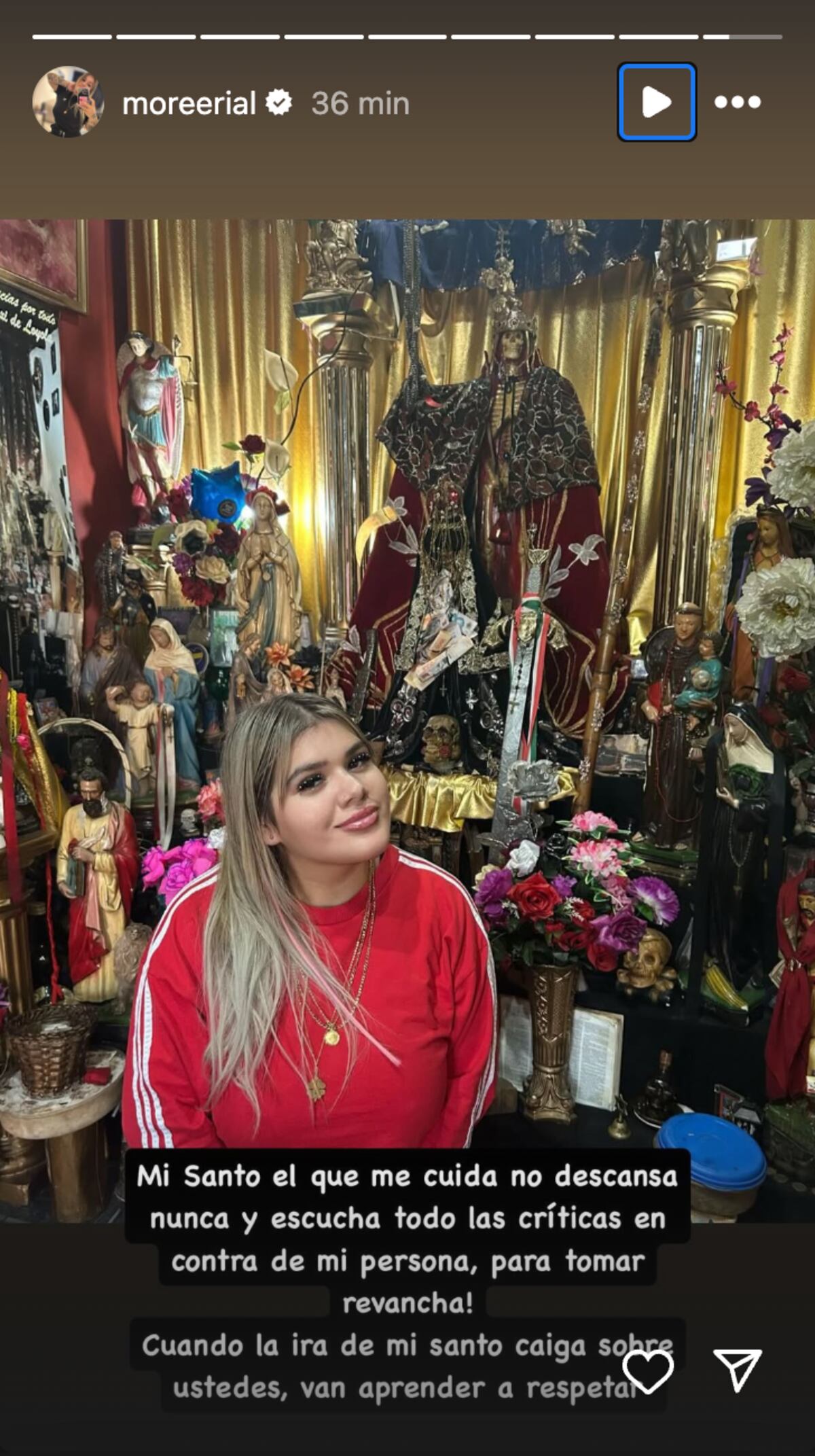 Morena Rial posó frente al altar de San La Muerte que visitó el domingo y lanzó una amenaza a sus críticos. (Foto: captura de pantalla)